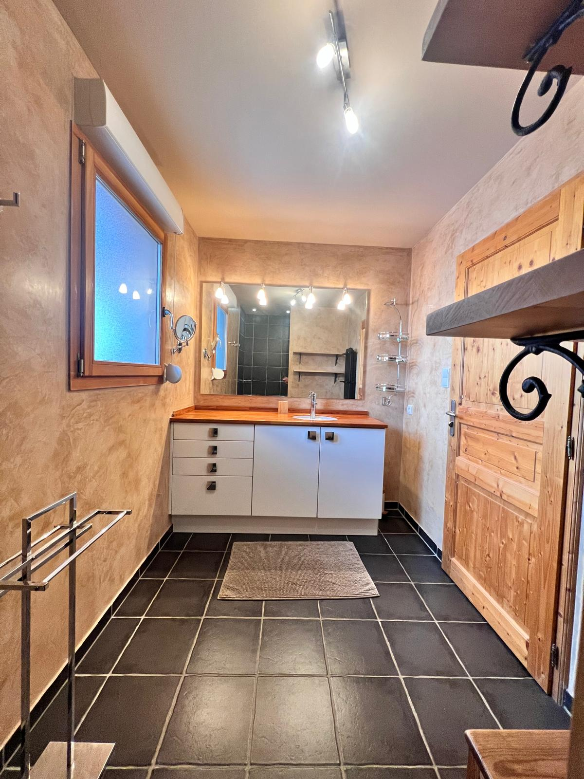 Salle de bain principale - Vue d'ensemble